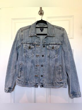 GAP Light Wash Denim Jacket in Pale Blue